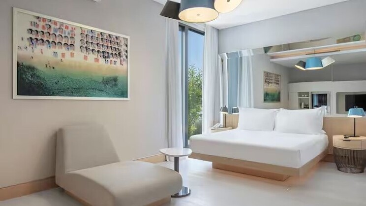 King Deluxe Room W/ Terrace - Partial Sea View 